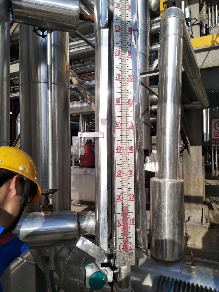 磁翻板液位计安装现场